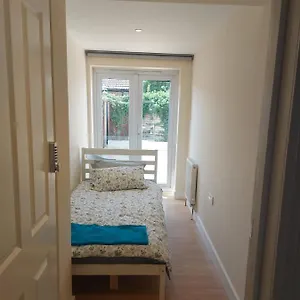 Vibrant Single Only For One Adult Guest house Southall